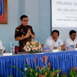 Kepala Kejari Nganjuk Nophy Tennophero Suoth (berdiri) saat membuka final lomba karya tulis ilmiah bertemakan "Rehabilitasi Narkotika dan Restorative Justice".