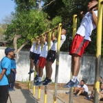 Para peserta sedang melakukan tes pull up.