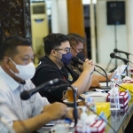 Bupati Kediri Hanindito Himawan Pramana (tengah) saat rapat bersama forkopimda. Tampak Ketua DPRD Kabupaten Kediri Dodi Purwanto (kiri). Foto: Ist.