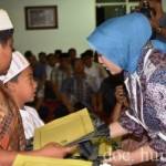?Ketua KKKS, Ny Wiwik Syahri Mulyo secara simbolis memberikan santunan kepada 5 anak yatim. Foto : humas/BANGSAONLINE