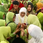 Ketua Umum Pimpinan Pusat Muslimat NU, Khofifah Indar Parawansa dikerumuni para anggota Muslimat NU. foto: ist