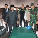 CEK: Wabup Nur Ahmad didampingi Danrem Bhaskara Jaya dan Dandim Sidoarjo meninjau peralatan penanggulangan bencana, Jumat (10/1). foto: ist