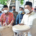 Menkop dan UKM RI Teten Masduki didampingi Bupati Fandi Akhmad Yani melihat hasil produk UMKM Gresik. foto: SYUHUD/ BANGSAONLINE