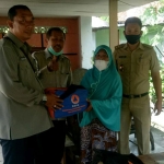 BPBD Pamekasan saat memberikan bantuan kepada Nenek Siti Fatimah yang rumahnya habis terbakar. (foto: ist)