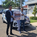 Branch Manager BRI Tuban, Mohammad Arief Prabowo saat menyerahkan hadiah utama mobil kepada pemenang