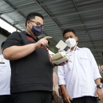 Bupati Kediri Hanindhito Himawan Pramana saat mencoba mengoperasikan drone penyemprotan tanaman. Foto: Ist.