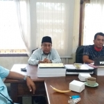 Ketua Komisi B Rokib (kanan), Sekretaris Komisi B Drs. KH. Moh. Jamhuri, dan  Fathor Rosi usai rapat tertutup dengan Sekwan terkait alokasi anggaran penanganan Covid-19, Selasa (7/4).