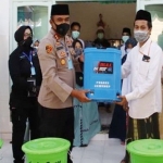 Kapolres Sumenep menyerahkan bantuan kepada Ponpes Annuqoyah.