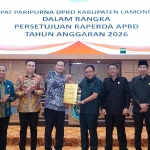 Ketua DPRD Lamongan Fredy Wahyudi dan Bupati Yuhronur Efendi menunjukkan Dokumen Perda 2026.