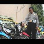 Petugas menunjukkan barang bukti motor yang disita. foto: zainal abidin/ BANGSAONLINE