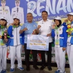 Bangga, kontingen cabor renang Kota Malang menerima hadiah dari Wali Kota Wahyu Hidayat. 