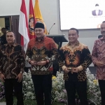  Dr.Kadiman Anggota DPRD Komisi 1, Dr.Suwarno Abadi (Dosen), Bupati Rusdi Sutejo, dan Ketua Yayasan Universitas Wijaya Putra