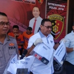 Kabidhumas Polda Jatim Kombes Pol F. Barung Mangera didampingi Dirkrimum Kombes Pol Gupuh Setiyono, dan Kasubdit III Jatanras AKBP Leonard M. Sinambela saat pers rilis.