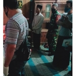 Petugas saat berada di rumah korban.