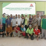 Para petani foto bersama usai pembentukan koperasi Green Belt.