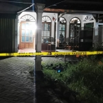 Tampak police line terpasang di rumah korban.