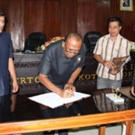 Ketua DPRD Kota Mojokerto Sunarto meneken pembentukan AKD.