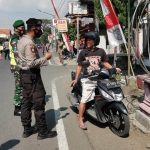 Pelanggar dikenai sanksi tindak pidana ringan (tipiring) dan harus mengikuti sidang di tempat.