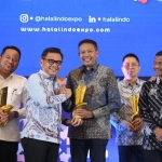 Wali Kota malang, Wahyu Hidayat saat menerima penghargaan dari Indonesia Halal Industry Award (IHYA)