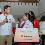 Direktur Kepatuhan Bank Jakarta, Ateng Rivai, saat bersama para pelajar.