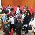 Wali Kota Risma saat menggelar rakor bersama stakeholder untuk mencegah penularan virus Covid-19, di Graha Sawunggaling, Senin (16/3). foto: YUDI A/ BANGSAONLINE