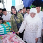 Gubernur Khofifah saat meninjau pelaksanaan Pasar Murah di Masjid Nasional Al-Akbar Surabaya.