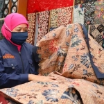 Gubernur Jawa Timur, Khofifah Indar Parawansa mengunjungi secara langsung sentra penjualan batik tulis yang berada di Tanjung Bumi, Bangkalan, Madura, Sabtu (25/7) sore. foto: ist/ bangsaonline.com