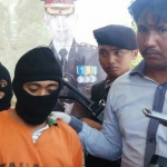 Lima tersangka pengedar sabu saat digelandang Polres Sampang.