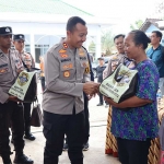 Kapolres Kediri Kota AKBP Bramastyo Priaji saat memberikan bantuan sembako kepada salah satu warga kurang mampu. Foto: Ist.