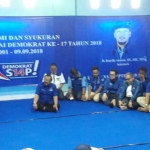 Pakde Karwo dalam tasyakuran HUT Partai Demokrat ke-17 di kantor DPD Partai Demokrat Jatim. foto: DIDI ROSADI/ BANGSAONLINE
