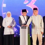 Dari kanan, Pengasuh PP Tebuireng, KH Abdul Hakim Mahfudz; Menteri Haji dan Umrah, Mochamad Irfan Yusuf Hasyim; Menteri Agama, KH. Nasaruddin Umar; serta Gubernur Jatim, Khofifah Indar Parawansa. (Ist)