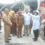 Wali Kota Tjhai CHui Mi (topi coklat) sedang mendengarkan penjelasan Wali Kota Risma tentang proyek box culvert yang berada di daerah Kelurahan Sememi, Kecamatan Benowo. foto: YUDI A/ BANGSAONLINE