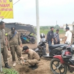 SANKSI TEGAS: Tanpa dilengkapi perizinan, pembangunan sebuah perumahan Ahsana 3 di Kedungturi dihentikan paksa petugas. foto: YUDI EP/ BANGSAONLINE