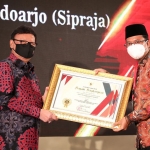 Menpan RB, Tjahjo Kumolo, saat menyerahkan penghargaan Top 30 Kovablik kepada Bupati Sidoarjo, Ahmad Muhdlor Ali. 