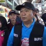 Bupati Jember, Hendy Siswanto, saat berada di Pasar Tanjung.