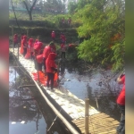 Para relawan aliansi air saat bersih-bersih sampah Sungai Cumpleng.