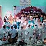 Komite bersama paguyuban, SD Bina Anak Sholeh (BAS) Tuban, memberikan santunan anak yatim dan kaum dhuafa dalam rangka Gebyar Muharam, Jumat (12/8/2022)