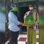 dr. Anis Ambiyo Putri (kiri) ketika membagikan sembako kepada warga kurang beruntung, Minggu (17/5). foto: ist.