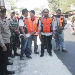 Kapolres Nganjuk AKBP Dewa Nyoman saat meninjau jalur perlintasan kereta api Mintil wilayah Wilangan menuju Bagor. foto: BAMBANG/ BANGSAONLINE