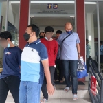 Tersangka pengedar sabu saat dibawa petugas Lapas Pemuda Madiun.