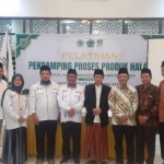 Pengurus Ikatan Sarjana Nahdlatul Ulama (ISNU) Jawa Timur  dan pengurus MUI Kabupaten Gresik dalam  pelatihan Produk Halal (PPH). Acara itu berlangsung di Gedung Islamic Centre, Gresik, 30-31 Juli 2022. Foto: Ist.