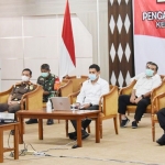 Dari kiri: Kepala Kejaksaan Negeri (Kajari) Kota Kediri Sofyan Selle, Wali Kota Kediri Abdullah Abu Bakar, dan Kapolres Kediri Kota AKBP Eko Prasetyo saat mengikuti arahan Presiden Jokowisecara virtual. foto: ist.