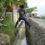 TERGANJAL PIPA: Warga menunjukkan pipa PDAM Delta Tirta Sidoarjo di galian pemasangan box culvert, di Desa Tambak Oso Kecamatan Waru, Sidoarjo, Minggu (7/8). foto istimewa