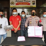 Polsek Manyar ketika ekspos korban dan sejumlah barang bukti. foto: ist.