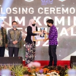 Wali Kota Batu Dewanti Rumpoko, mewakili Gubernur Jawa Timur Khofifah Indar Parawansa saat menyerahkan trophy. foto: ist.