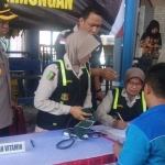 Kapolres Lamongan AKBP Feby DP Hutagalung saat melihat langsung para supir memeriksa urine.
