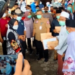 Menteri Sosial RI Ir. Tri Rismaharini saat mengunjungi dan memberikan bantuan sosial ke Pondok Pesantren An-Nidhomiyah di Dusun Jepon Desa Bindang Kecamatan Pasean Kabupaten Pamekasan.