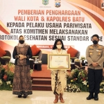 Pemberian penghargaan kepada beberapa pelaku wisata yang memiliki komitmen tinggi melaksanakan prokes sesuai standar cleanliness, health, safety, environment (CHSE).