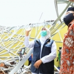 Gubernur Jawa Timur Khofifah Indar Parawansa saat meninjau korban gempa di Malang, Minggu (11/4/2021). foto: ist/ bangsaonline.com