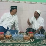 Gus Syaf berbincang dengan Ketua PCNU sekaligus pengasuh Ponpes Babussalam, Gus Salman. foto: BANGSAONLINE